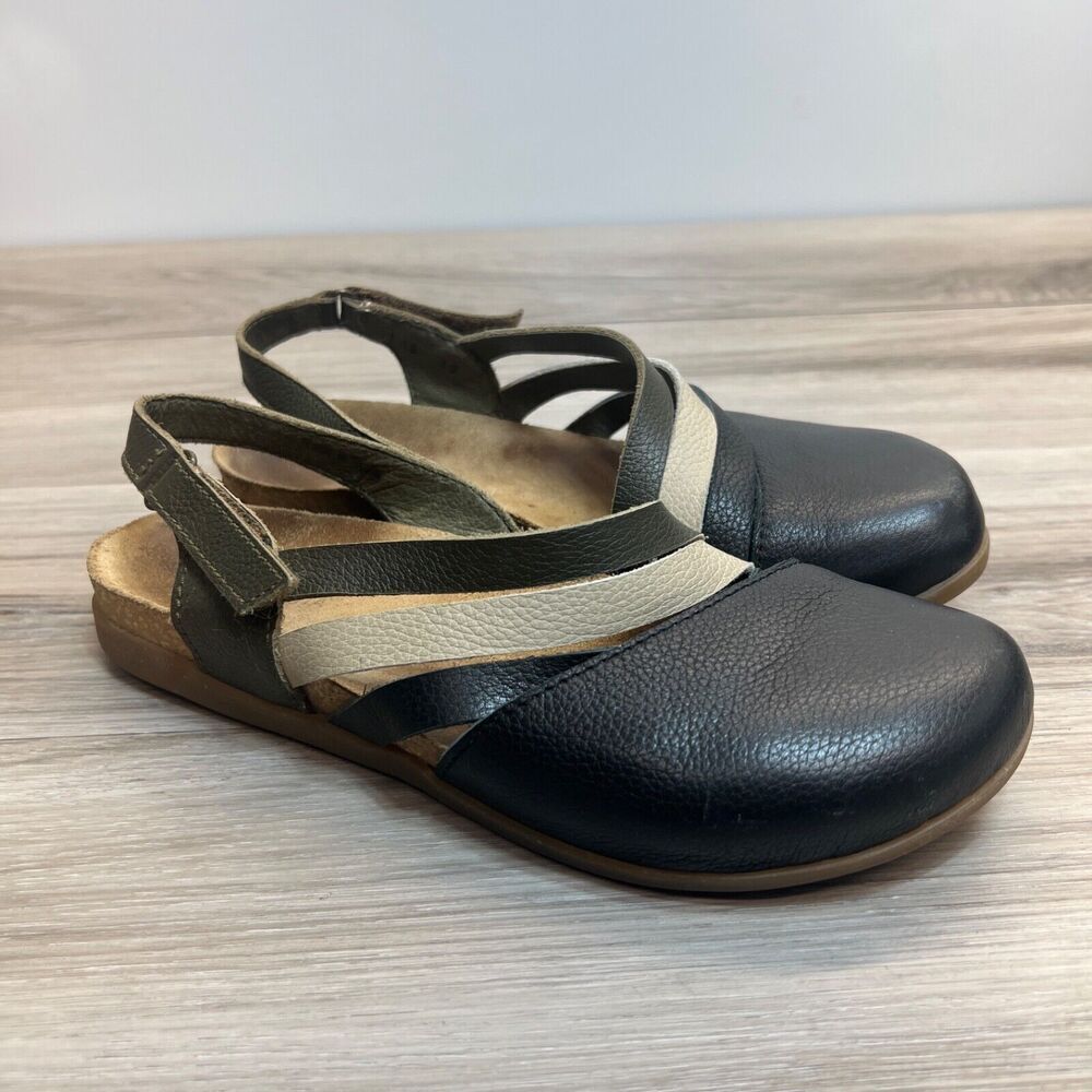 El Naturalista Black Sandals with Flexible Sole